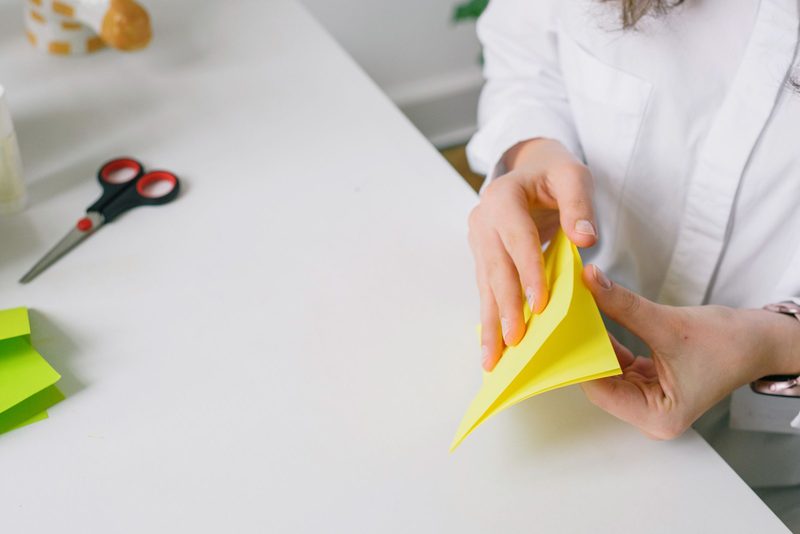 Bogen wird von Hand gefalzt